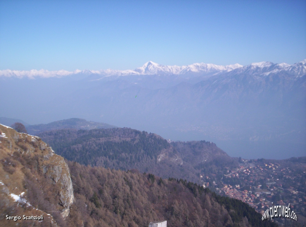 16 Spicca la punta del Legnone e sotto la Madonna del Ghisallo.JPG